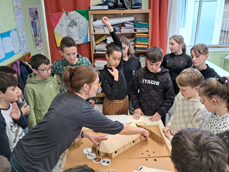 Accueil scolaire autour de l'exposition Inrap sur le site gaulois d'Allonnes