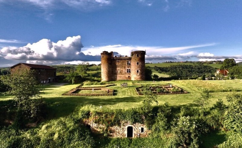 Visite découverte du site, de son jardin médiéval en cours de création et de son verger.