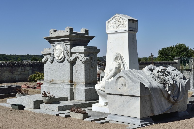 À la découverte du patrimoine funéraire Saumurois. Parcours : Grand Dolmen de Bagneux / Cimetières de Saumur / de Dampierre-sur-Loire / de Parnay