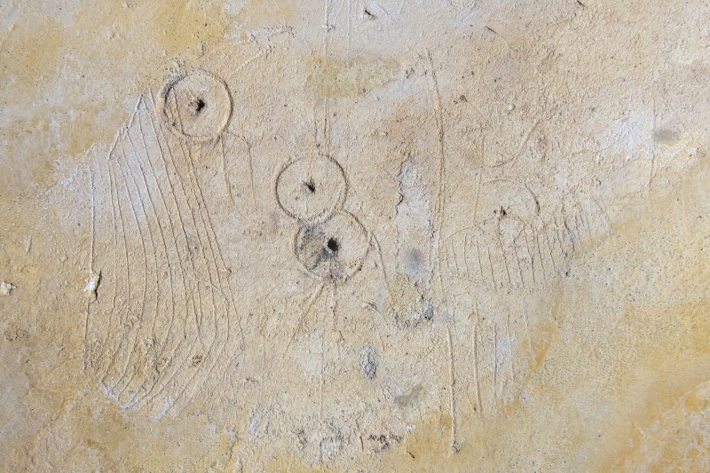 Des sols aux murs, entre fouilles et graffitis
