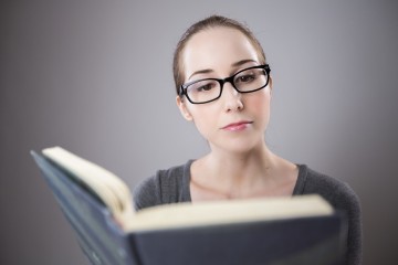 Lecture à voix haute et criage public