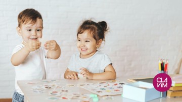 Les enfants jouent et les parents parlent.