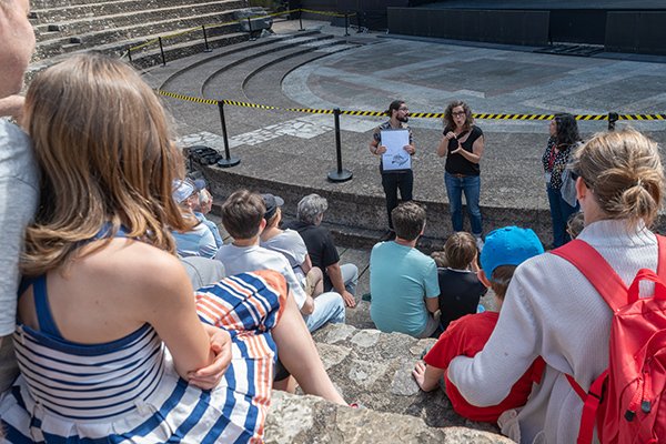 Visite guidée des théâtres romains traduite en langue des signes française