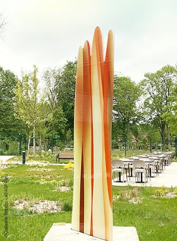 Sculpture en verre de 3 mètres de haut signée Guillaume Bottazzi dans un écrin de verdure