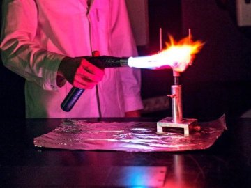 Des flammes pour explorer la matière