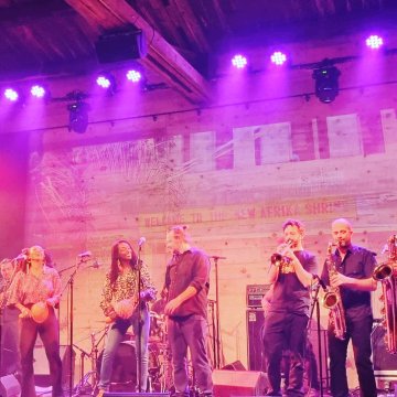Break Ya Bones live