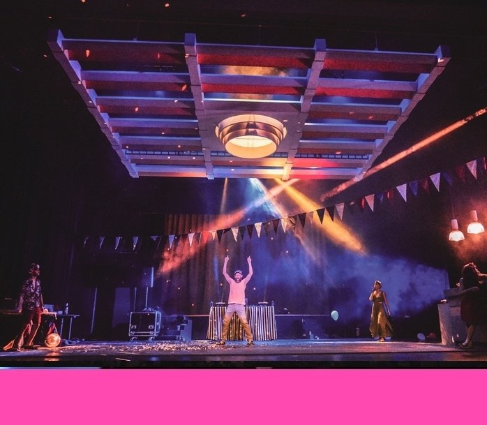 Salle des fêtes : une fresque magistrale mêlant intime et politique !