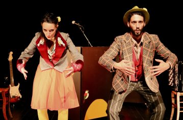 « À tue-tête, à cloche-pied »