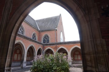 Atelier sur les vitraux d'un temple protestant