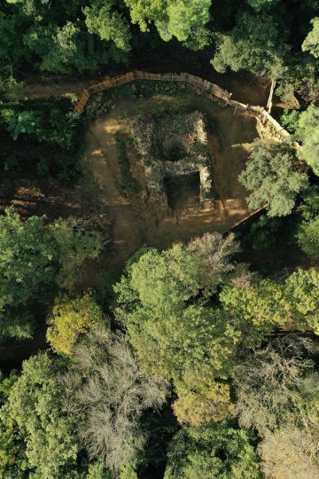 Découvrez l'archéosite de la porte de Sabran autour d'une énigmatique construction médiévale