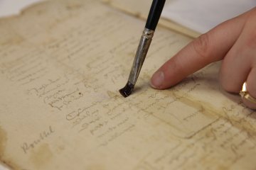 Visite de l'atelier de reliure-restauration des Archives départementales du Doubs