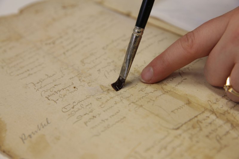 Visite de l'atelier de reliure-restauration des Archives départementales du Doubs