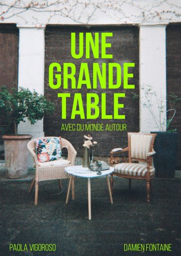 Une grande table avec du monde autour