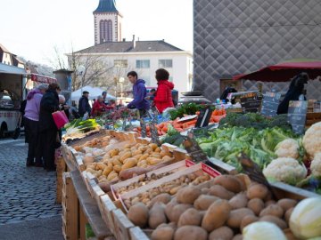 Marché hebdomadaire textile et alimentaire