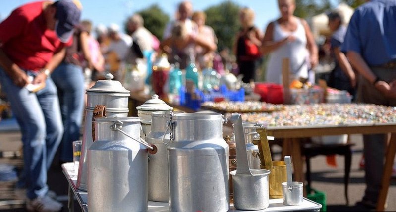 MARCHÉ AUX PUCES