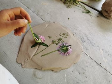 Création d'un herbier en argile, au musée gallo-romain