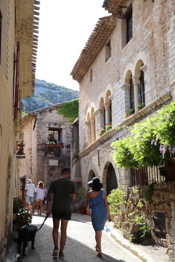 MILLE ANS D'HISTOIRE DANS L'UN DES PLUS BEAUX VILLAGES DE FRANCE