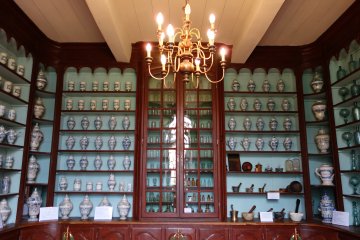 Visite de l’apothicairerie de l’ancien hôpital Saint-Antoine : une pharmacie d’époque à découvrir.