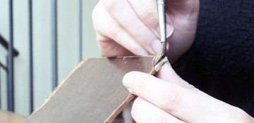 Présentation du métier de reliure et dorure de livres au Grenier d'Abondance