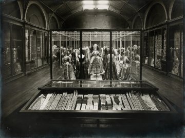 Comment la mode est devenue un objet muséal : l’exemple des collections lyonnaises