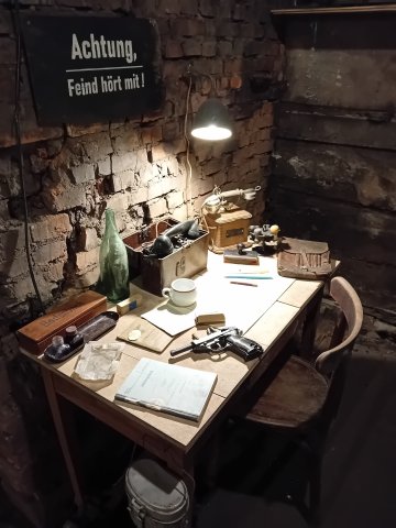 Découverte d'un poste de commandement de la marine allemande pendant la poche de Royan