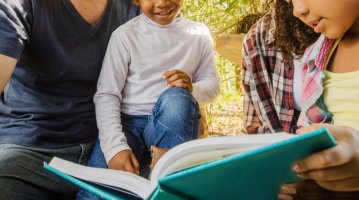 [Horaire modifié en raison des fortes chaleurs] Jouer avec les mots et les langues pour explorer les livres