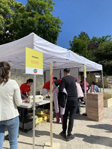 Atelier du "Champs à l'assiette" : fabrication des pâtes animé par Panzani aux Arènes de Lutèce "