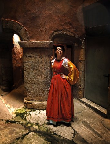Visite guidée du Vieux Lyon : suivez votre guide costumée et redécouvrez le Vieux Lyon du XVe / Renaissance (traboules et cours intérieures)