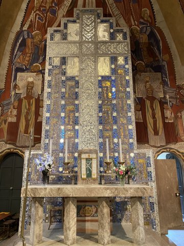 Visite libre ou guidée - Découverte de l'architecture et du décor intérieur de l'église Sainte-Croix, avec rétroéclairage du retable.
