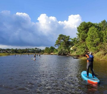 Descente de rivière en paddle au coucher du soleil
