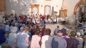 Chœur "Les Mots Bleus" interprétant des chants traditionnels occitans