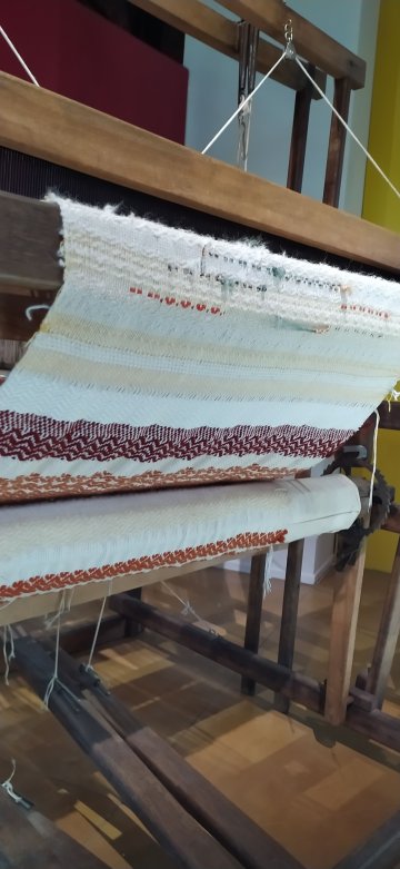 Démonstration au sein de l’atelier sur les métiers à tisser et métier jacquard