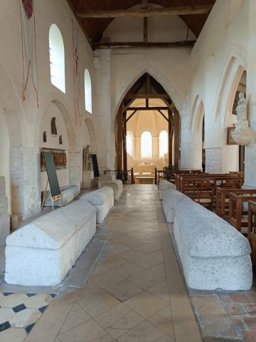 Venez visiter une église abritant huit sarcophages mérovingiens