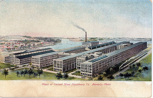 Présentation de l’histoire et de l’architecture de la Manufacture des Œillets, illustrée d’images d’archives