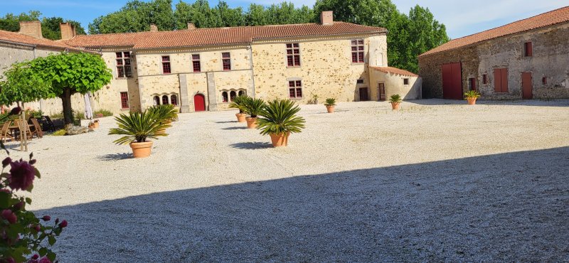 Visite commentée de la cour intérieure ainsi que de la chapelle  du logis du Gué (lieu-dit le Guy) 85150 Sainte Flaive des Loups