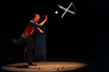 VILLAGE DES FADAS DU MONDE. SPECTACLE « TUILES » - COMPAGNIE ATOLL K.