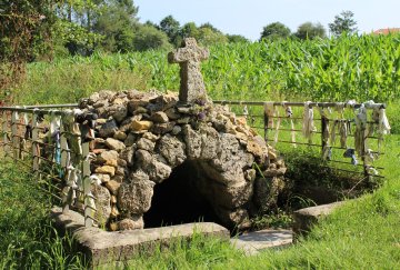 Fontaine, chapelle et concert à Ousse-Suzan