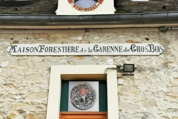 Visite d'une vieille maison forestière et de son grand chenil