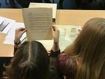 Levez les yeux ! Visite guidée : dans les petits papiers des archives