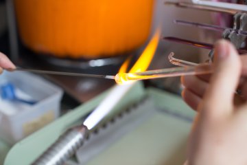 Démonstration verrière : techniques du verre au chalumeau par Lilas Force