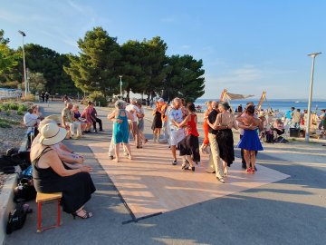 VILLAGE DES FADAS DU MONDE. « Venez goûter au Tango Argentin » avec l'association Tang'O Miroir