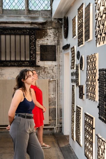 Visite guidée en Langue des signes française : une enseigne, ça renseigne