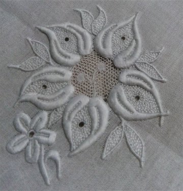 Démonstration de broderie blanche