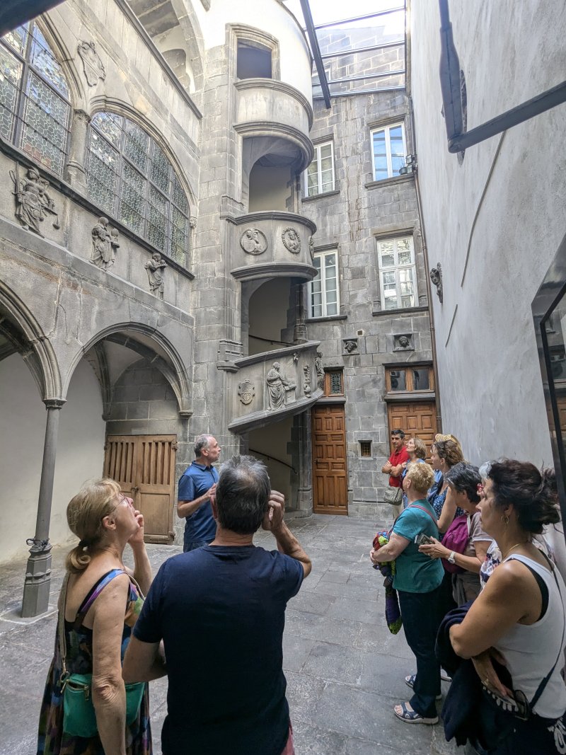 RIOM À TRAVERS LES ÂGES : BALADE HISTORIQUE