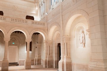 Présentation de l’Espace Saint-Julien, un lieu intergénérationnel, social et éducatif : accès au parc et à la chapelle partiellement restaurée.