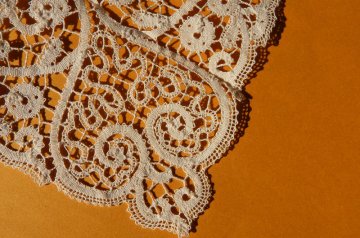 Démonstration dentelle et broderies
