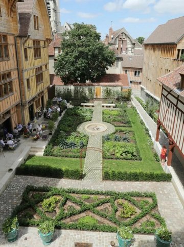 Flânez dans un jardin Renaissance, au cœur d'un ancien hôtel particulier