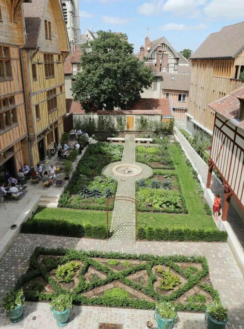 Flânez dans un jardin Renaissance, au cœur d'un ancien hôtel particulier