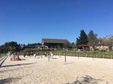 Démonstration de travail pour les cavaliers et leurs chevaux au  Domaine équestre de l’Ormerie