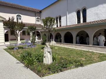 Visitez librement le cloître et découvrez les vitraux de la chapelle du monastère Saint-Dominique
